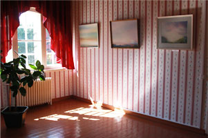 Картины Олега Высоцкого из серии «Берега» и скалистые берега Ладоги за окном отлично дополняли друг друга